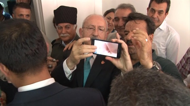 Kılıçdaroğlu'nun ilginç selfie çekme mücadelesi