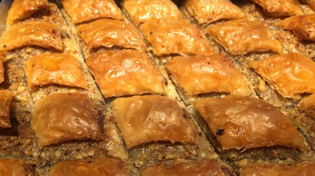 Bayram için çıtır çıtır Cevizli ev baklavası tarifi