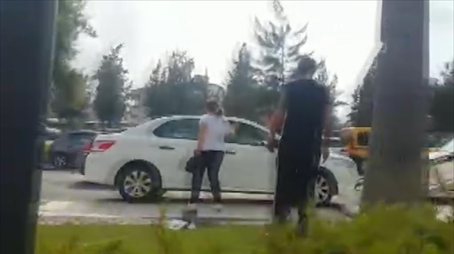 Polise kızdı kendi arabasını taşladı