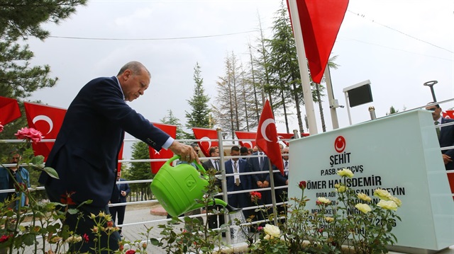 Cumhurbaşkanı Erdoğan, Ömer Halisdemir'in kabrini suladı, dua etti