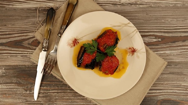 İftar için enfes Domates Soslu Köfteli Patlıcan Sarma tarifi.