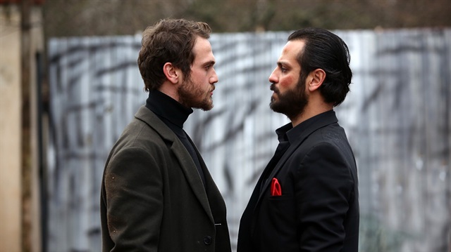 Çukur dizisinin başrollerini Erkan Kolçak Köstendil ve Aras Bulut İynemli paylaşıyor.