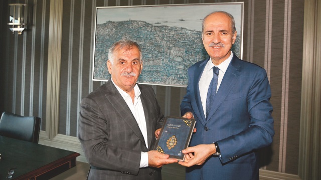  Kurtulmuş, Albayrak Grubu Yönetim Kurulu Başkanı Ahmet Albayrak'a "Kudüs'ün Faziletleri" isimli kitabı hediye etti.