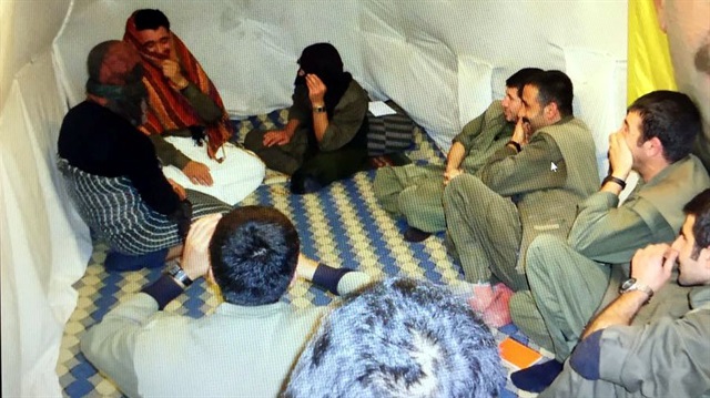 Fotoğraflarda, tamamı erkek teröristlerden 3'ünün, etek giyip şal takarak diğer teröristlere tiyatro gösterisi sunduğu görülüyor.