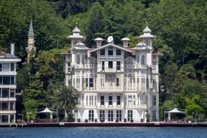 بالصور قصور مضيق البوسفور بإسطنبول.. تحف تاريخية صامدة بوجه الزمن 10 بالصور قصور مضيق البوسفور بإسطنبول.. تحف تاريخية صامدة بوجه الزمن 9