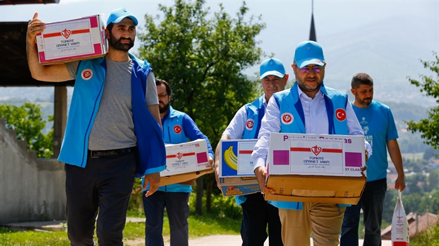 Diriliş'in Abdurrahman Alp'i Bosna'da yardım dağıttı