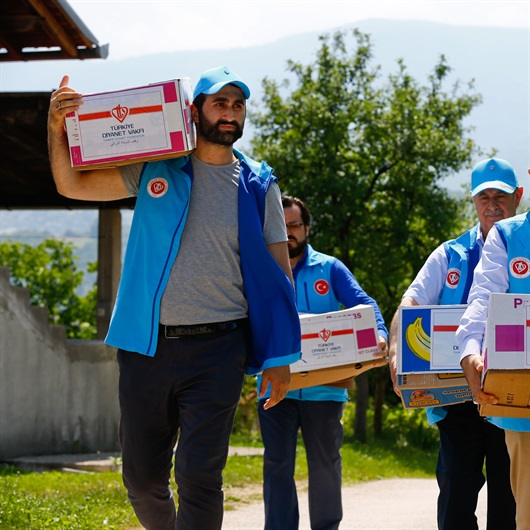 Diriliş'in Abdurrahman Alp'i Bosna'da yardım dağıttı