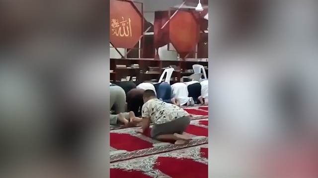 Down sendromlu çocuk secdedeki adamın ayağını gıdıklarsa