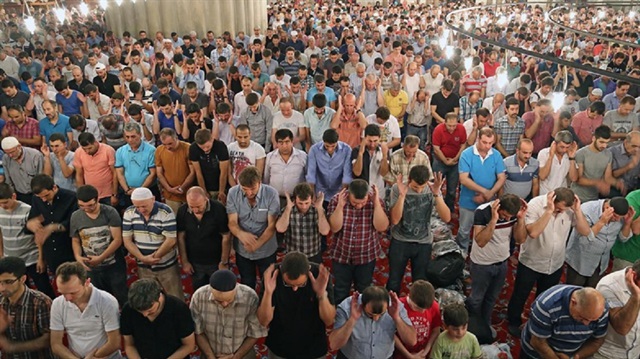 Milyonlarca Müslümanın yakından ilgilendiren bayram namazı vakitleriyle ilgili açıklama Diyanet’ten geldi. Tüm şehirlerin bayram namazı saatleri haberimizde.