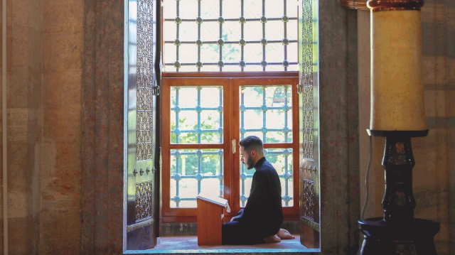 İstanbul’daki camilerde sadece yaşlılar değil gençler de itikafla arınıyor.