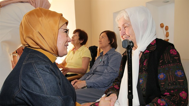 Emine Erdoğan, Prof. Dr. Fahrettin Kerim Gökay ve Nilüfer Gökay Küçük Çamlıca Huzurevi’ni ziyaret etti. 