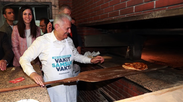 Başbakan Yıldırım fırında pide pişirdi