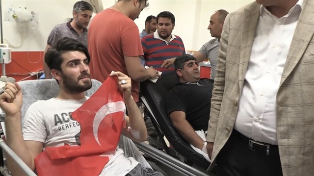 HDP'liler Türk bayraklarını yakıp AK Partililerin üzerine attı!