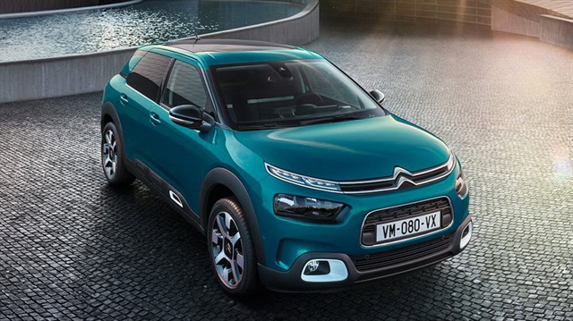 Yeni C4 Cactus, Citroen’in Avrupa’da Progressive Hydraulic Cushions (Kademeli Hidrolik Destekli Süspansiyon Sistemi) ile donatılan ilk Citroen modeli. Citroen, bu yeni teknolojisiyle müşterilerinin neredeyse 100 yıldır alıştığı sarsıntısız süspansiyon konforunu bir adım ileri taşıyor.