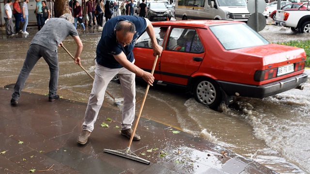 Etkili sağanak yağış bazı yerlerde su baskınlarına da sebep oluyor. - Arşiv