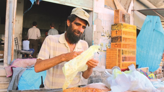 Ramazan Bayramı’nı karşılayan Suriyeliler, çarşı ve pazarlarda bayrama hazırlık yapıyor.