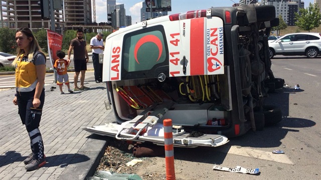 Kazanın ardından ambulans yan yatarken, olay yerine sağlık ekipleri sevk edildi.