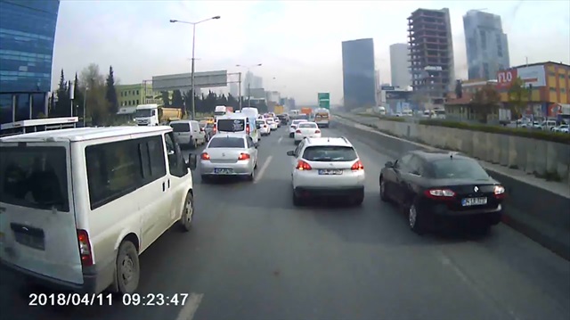 Dörtlüleri yanan aracı dikkatli izleyin