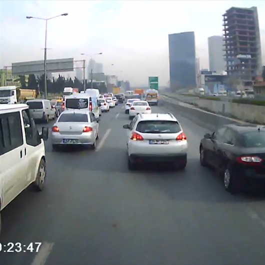 Dörtlüleri yanan aracı dikkatli izleyin