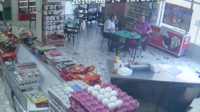 Dükkana dalan araç iki kişiyi böyle ezdi!