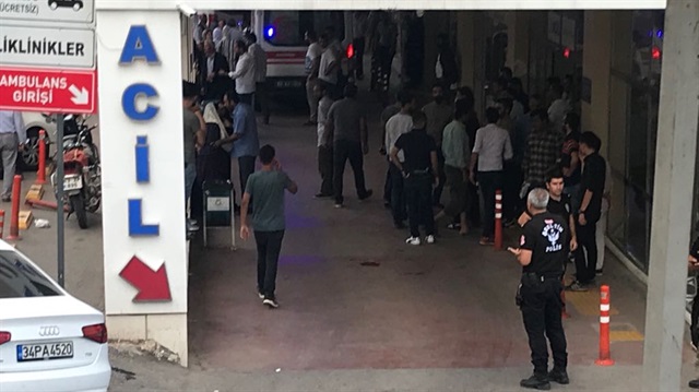Olayın ardından yararlılar hastaneye sevk edilirken, bölgeye çok sayıda polis ekibi geldi.