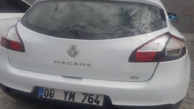 Hırsızlık yaptıkları aracın plakasını keçeli kalemle değiştirdiler