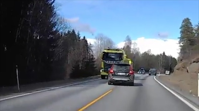 Volvo kafa kafaya çarpıştığı TIR'ı pert etti