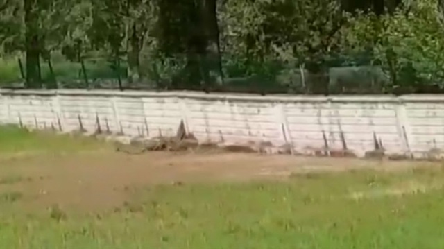 Ağrı'da sel sularına maruz kalan duvar böyle yıkıldı