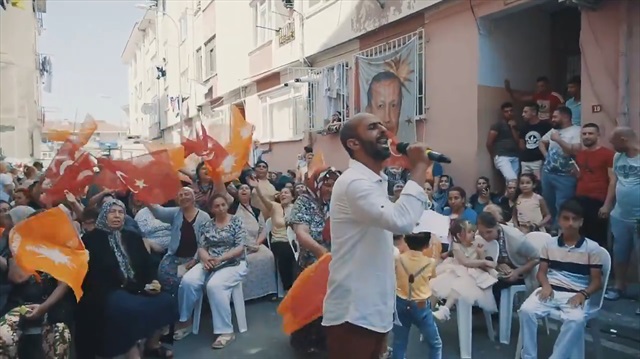 Roman vatandaşlardan Erdoğan'a özel şarkı