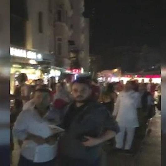 Taksim’de otelden atılan paralar izdihama neden oldu