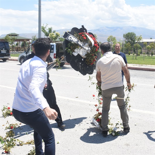 Şehit yakını CHP çelengini parçaladı