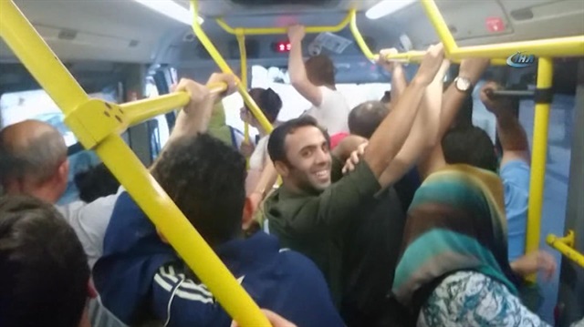 Minibüs şoförüyle yolcu kadın tartıştı diğer yolcular kahkahalara boğuldu