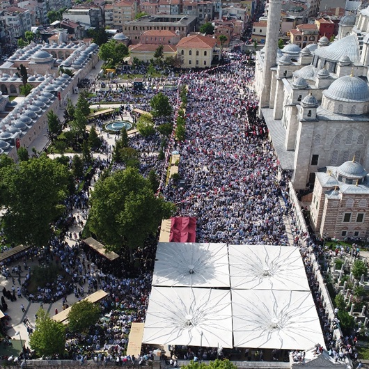 Abdülmetin Balkanlıoğlu’nun cenazesinde insan seli