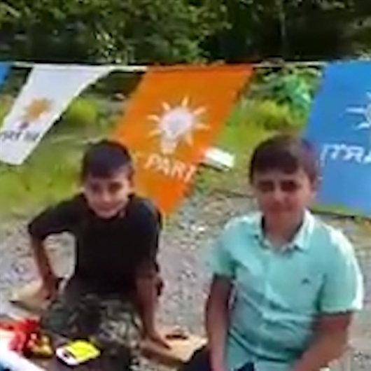 Rizeli küçük çocuklar kendi imkanlarıyla AK Parti'ye oy topluyor