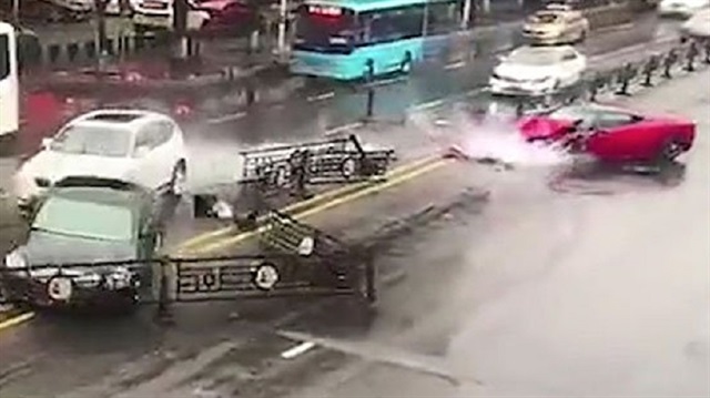 Feci bir şekilde kaza yapan kadın küçük yaralarla kazayı atlattı.