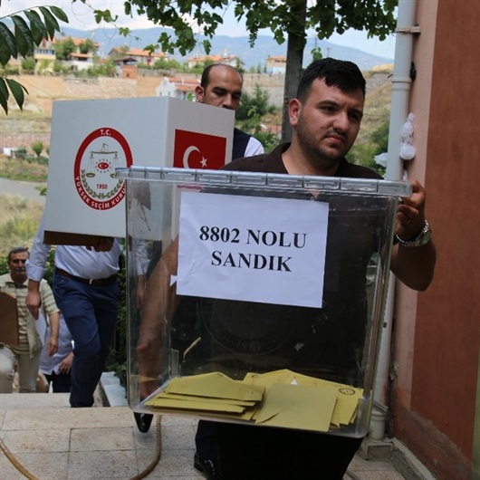 Sandığa gidemeyenin ayağına sandık gitti