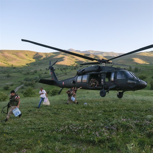 Oy pusulaları helikopterle taşındı