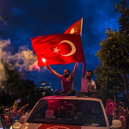 İlk sonuçlar açıklandı: İstanbullular zafer kutlamasına çıktı