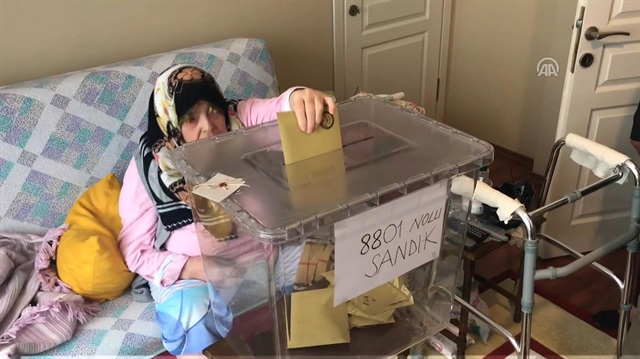 Seyyar sandık seçmenin evine gitti