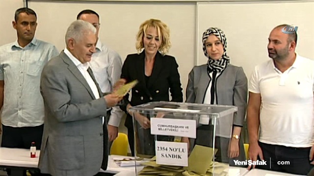 Başbakan Binali Yıldırım, oyunu İzmir'de kullandı