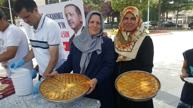 Denizli'de bir vatandaş Cumhurbaşkanı Erdoğan'ın seçim zaferini kent meydanında baklava dağıtarak kutladı.