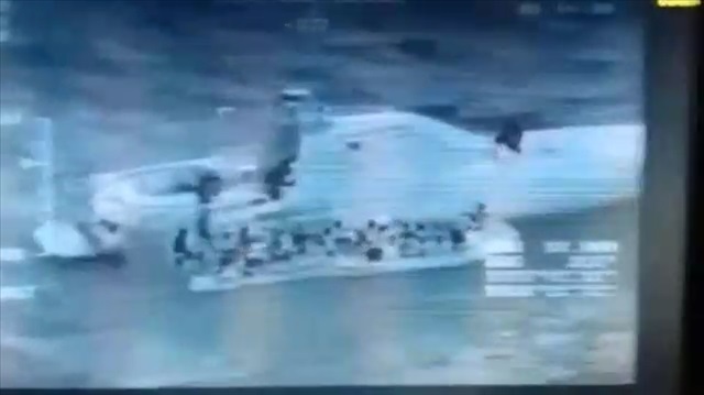Batmak üzere olan bottan 53 göçmen böyle kurtarıldı