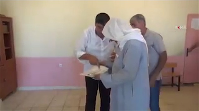 Seçmeni HDP’ye oy vermeye yönlendiren muhtar kamerada