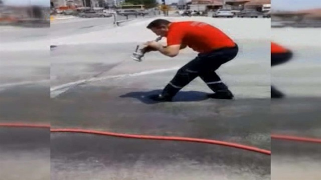 İtfaiye erinin hortumla dansı izlenme rekorları kırdı