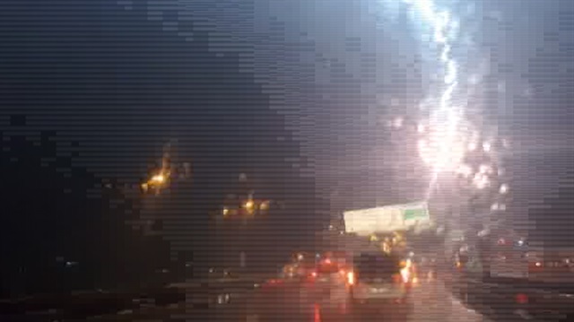 Otoyolda elektrik direğine yıldırım böyle düştü