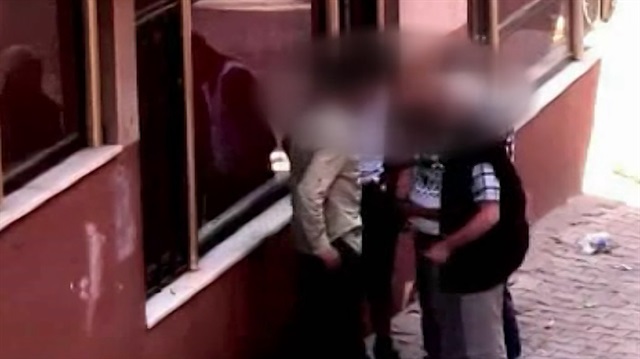 Sokak ortasında uyuşturucu ticareti kamerada