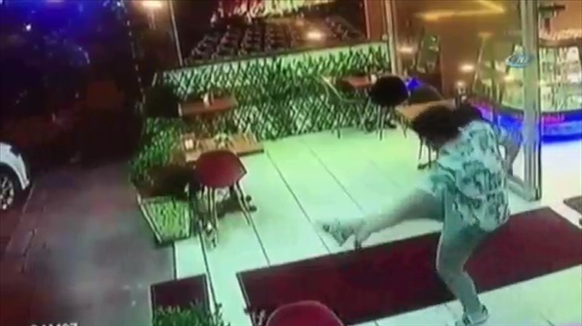 Vicdansız adam yavru kediyi böyle tekmeledi