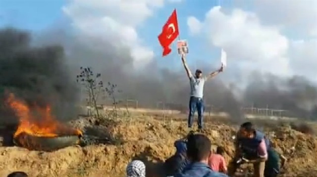 Gazze gösterilerinde Türk bayrağı taşıyan Filistinli kamerada