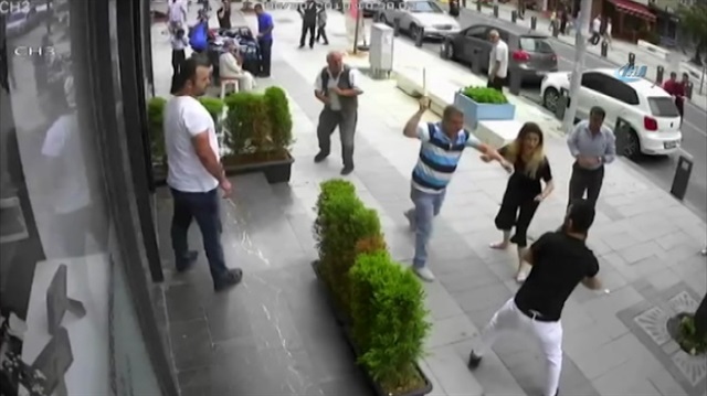 Eski eşine ve kayınpederine bıçakla saldırdı!