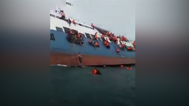 Endonezya'da feribot kazası sonrası ilk görüntüler